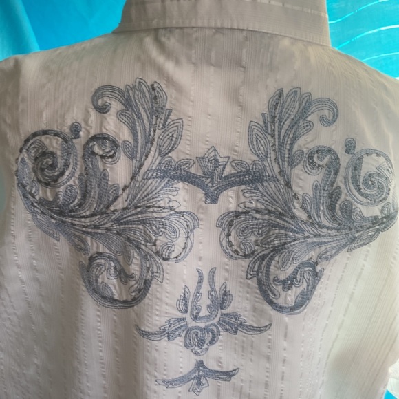 White men’s short sleeved embroidered shirt - Picture 6 of 8
